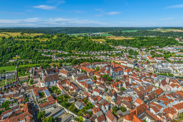 Blick auf das idyllisch gelegene Eichstätt, zentrale Stadt des Naturparks Altmühltal in Bayern