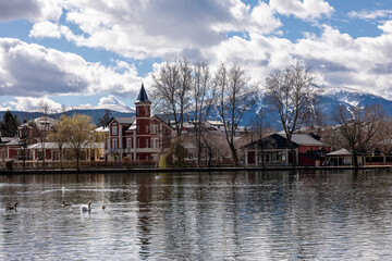 Obraz premium houses on the river bank