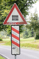 Verkehrszeichen warnt vor Bahnübergang