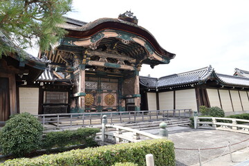 A Japanese temple : the scene of an entrance gate to the precincts of Higashi-hongan-ji Temple in Kyoto City 日本のお寺：京都市にある東本願境内への入り口門の風景