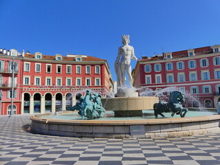 Façade de maisons rouges et fontaine à Nice