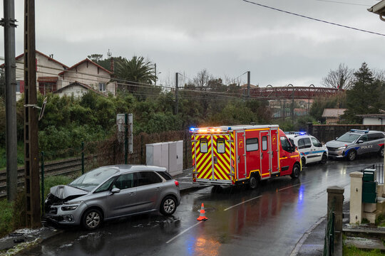 Resgate e interven&ccedil;&atilde;o em acidente de carro num dia gelado de inverno: Ambul&acirc;ncia atende feridos enquanto a pol&iacute;cia coordena a situa&ccedil;&atilde;o
