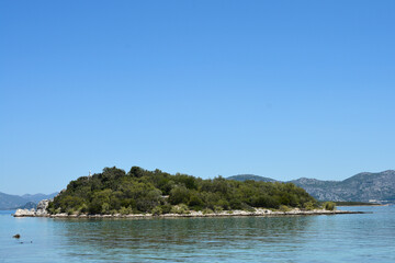 Fototapeta na wymiar Islet Gospin skolj in front of Sreser on the Peljesac peninsula