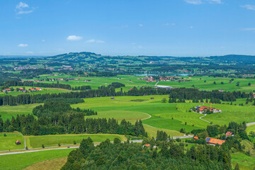 Obraz premium Ausblick auf das bayerische Alpenvorland rund um Steingaden im Pfaffwinkel