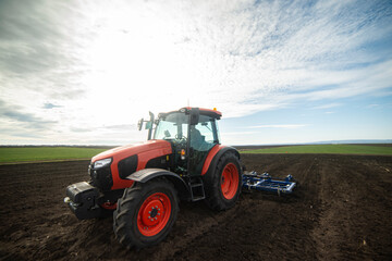 Obraz premium Tractor working in the field