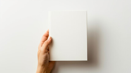 Obraz premium hand holding a blank white paper