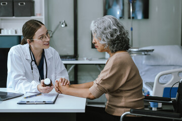 Obraz premium Doctor's hand reassuring patient and recommending treatment methods at the clinic.