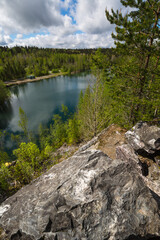 Fototapeta na wymiar Lake in the mountain park of Ruskeala