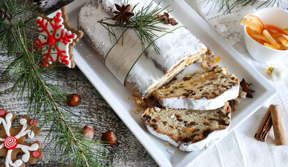 Stollen, dolce tradizionale natalizio tedesco conosciuto anche come Christstollen tagliato a pezzi,...