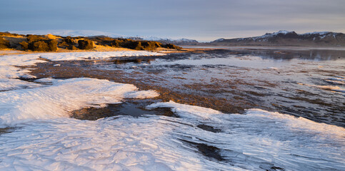 Eisschollen in der Bucht Dyrholaos, Dyrholar, Südisland, Island