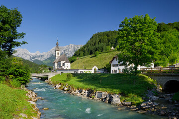 Fototapeta na wymiar Kirche in Ramsau, Ramsauer Ache, Reiter Steinberge, Berchtesgadener Land, Bayern, Deutschland