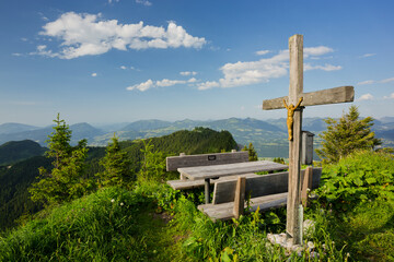 Gipfelkreuz und Bank am Ahornbüchsenkogel, Berchtesgadener Land, Bayern, Deutschland