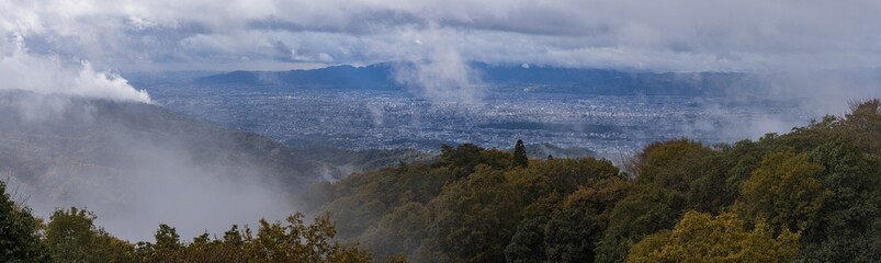 日本　滋賀県大津市の比叡山ドライブウェイ沿いにある夢見が丘展望台から見える街並みと琵琶湖