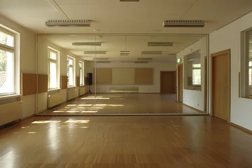 Stickers pour porte École de danse Tanzschulraum mit Spiegeln: Professionelles Tanztraining in einem hellen Studio
