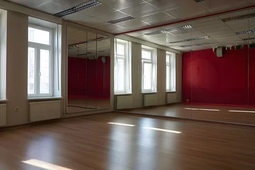 Fototapete Tanzschule Tanzschulraum mit Spiegeln: Professionelles Tanztraining in einem hellen Studio