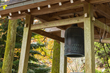日本　滋賀県大津市にある延暦寺の東塔の鐘と紅葉