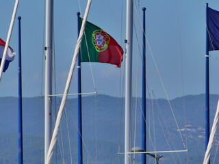 Drapeau du Portugal et bateaux