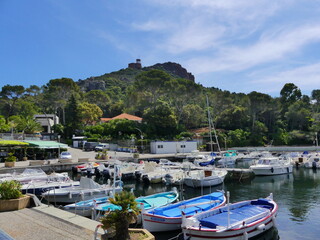 Fototapeta na wymiar Petit port avec bateaux et collines en Côte d'Azur