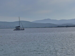 Fototapeta premium Voilier en mer et montagnes