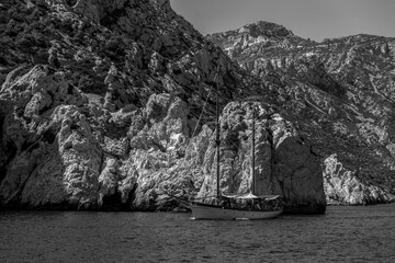 Voilier au large du Parc National des Calanques