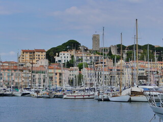 Fototapeta na wymiar Façades colorés et port en Côte d'Azur