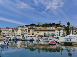 Fototapeta na wymiar Façades colorés et port en Côte d'Azur