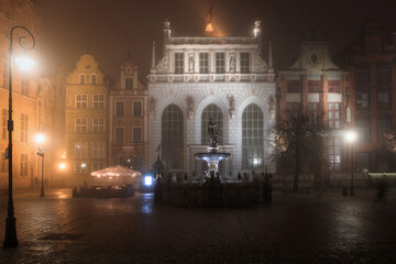 Fototapeta na wymiar Foggy scenery of the Long Lane street in the main town of Gdansk. Poland