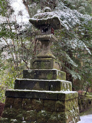 雪に覆われた神社の灯篭