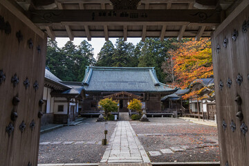日本　滋賀県大津市にある延暦寺の横川の元三大師堂と紅葉
