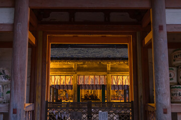 日本　滋賀県大津市にある日吉大社の境内のライトアップされた西本宮楼門 - obrazy, fototapety, plakaty