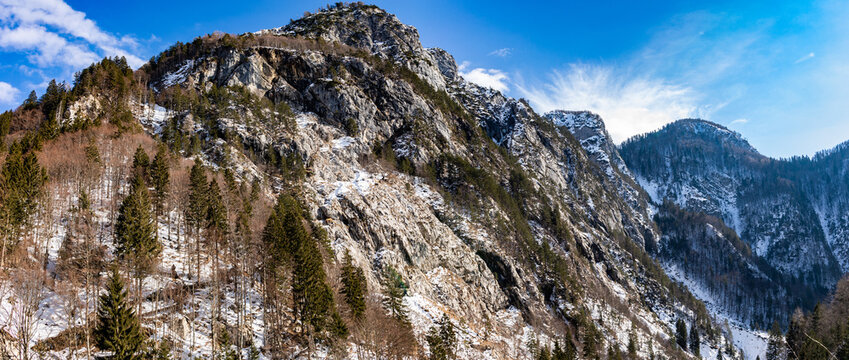 ampia composizione panoramica dall'alto su un bellissimo ambiente naturale di montagna, innevato, vicino a Pontebba, nell'Italia nord-orientale, illuminato dalla luce del sole mattutina, in inverno