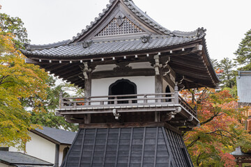 日本　滋賀県東近江市にある永源寺の鐘楼と紅葉