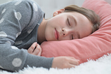 Obraz na płótnie Canvas Sweet little girl sleeping in a bed