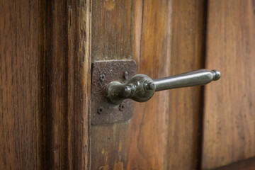 Obraz premium Vintage handle on wooden door
