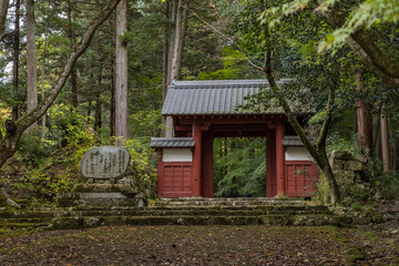 日本　滋賀県東近江市にある湖東三山の一つ、百済寺の総門と表参道