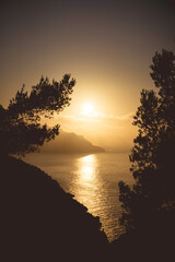 scenic sunset, mountain vista, ocean view, dusk atmosphere, coastal landscape, twilight beauty, evening sky, tranquil scenery, mountain silhouette, ocean horizon, golden hour glow, coastal tranquility © Pedro J García