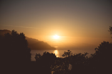 scenic sunset, mountain vista, ocean view, dusk atmosphere, coastal landscape, twilight beauty, evening sky, tranquil scenery, mountain silhouette, ocean horizon, golden hour glow, coastal tranquility © Pedro J García