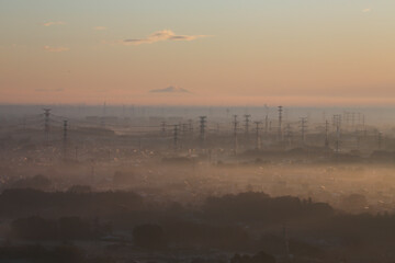 朝霧の中の鉄塔