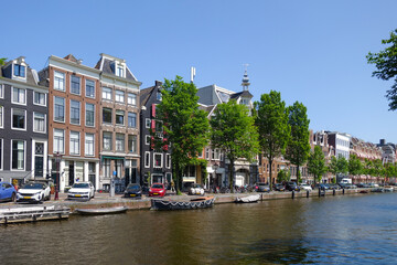 Historische Häuserzeile und Straßenansicht Amsterdam