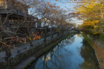 日本　滋賀県近江八幡市にある八幡堀沿いの町並みと紅葉