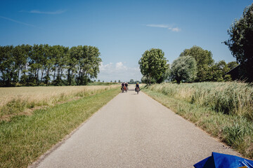 Familie radelt während einer Radreise auf einem Radweg in Flandern, Belgien