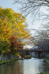 日本　滋賀県近江八幡市にある八幡堀沿いの町並みと白雲橋と紅葉