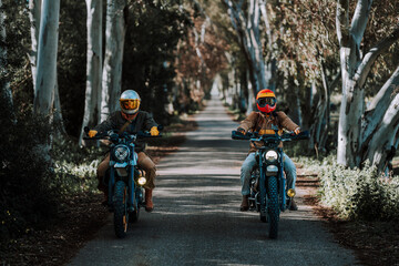 Dos amigos haciendo ruta de motocicleta por andalucia