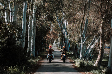 Dos amigos haciendo ruta de motocicleta por andalucia