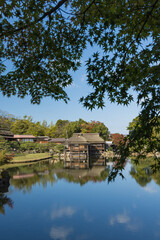 Fototapeta na wymiar 日本　滋賀県彦根市の彦根城のお堀沿いに作られた大名庭園、玄宮園の臨池閣と魚躍沼
