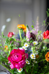 Bunter Blumenstrauss  - Strauss aus Frühlingsbluemen - Ranunkel, Kamille, Strandflieder, Zweige, Spirea, Veronika, Distel und Sterndolde.