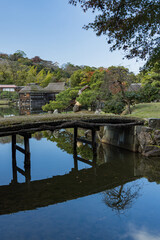 日本　滋賀県彦根市の彦根城のお堀沿いに作られた大名庭園、玄宮園の魚躍沼と土橋