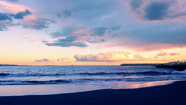 湘南サザンビーチの雲の多い夕暮れの風景（雲タイムラプス）