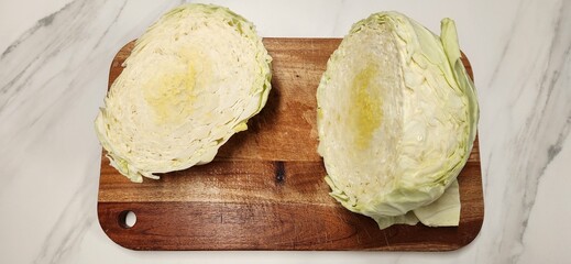 I cut the cabbage on the cutting board