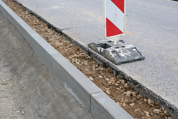 Strassenbau, Einbau von Randsteinen aus Beton